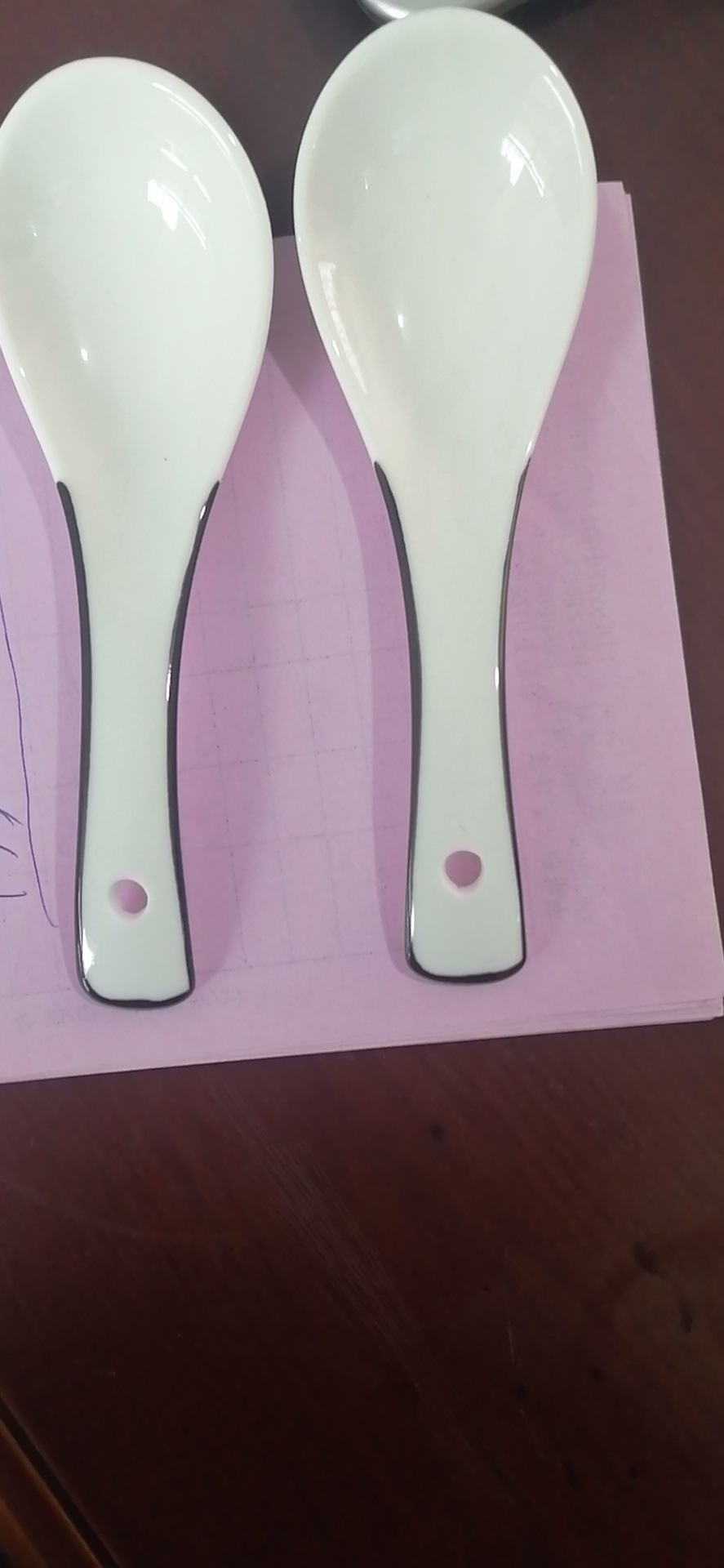 Cucharas de cerámica al por mayor, blancas puras con bordes negros, cucharas para sopa, cucharas para arroz, cucharas de mango largo con forma de cisne, vajilla diaria, utensilios de mesa estilo occidental.