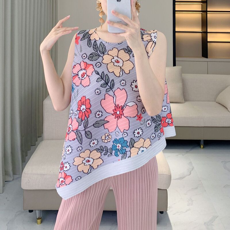 Small Flower Print Vest Top for Women, Loose and Fashionable Pleated Casual T-Shirt, Sleeveless, Age-Reducing, Playful and Cute Women's Clothing
