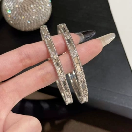 项链;耳钉;手链