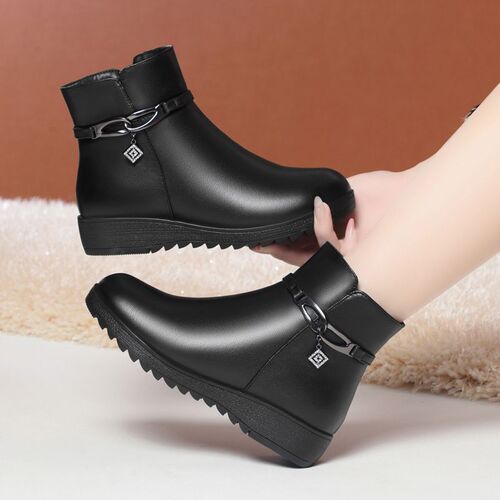 Full leather women's short boots, warm mother's cotton shoes, genuine leather soft soles, non-slip woolen boots for winter, middle-aged and elderly women's cotton boots