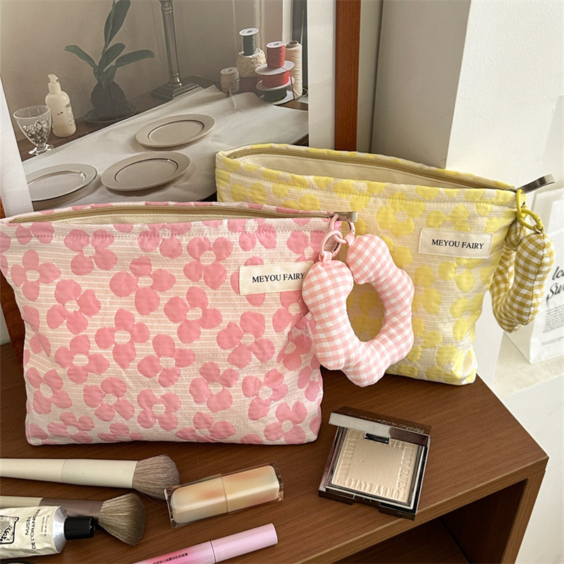High-Appearance-Value, Fresh and Simple Floral Makeup Bag, Large-Capacity Travel Skincare Storage Bag, Portable Makeup Bag High-Appearance-Value, Fresh and Simple Floral Makeup Bag, Large-Capacity Travel Skincare Storage Bag, Portable Makeup Bag