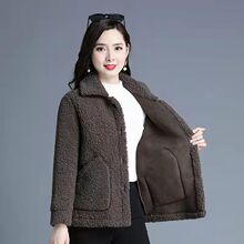 2022新款妈妈秋冬装羊羔毛绒外套女短款中老年加绒加厚洋气上衣