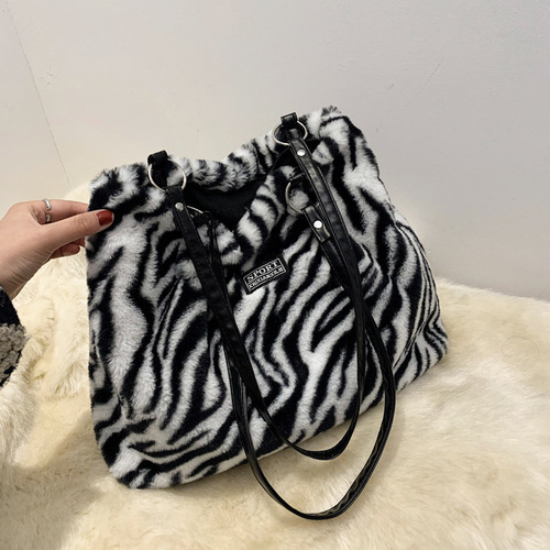 Personalized large-capacity furry bags are popular this year in autumn and winter. The new trendy Korean version is popular this year. One-shoulder underarm bags are popular this year.