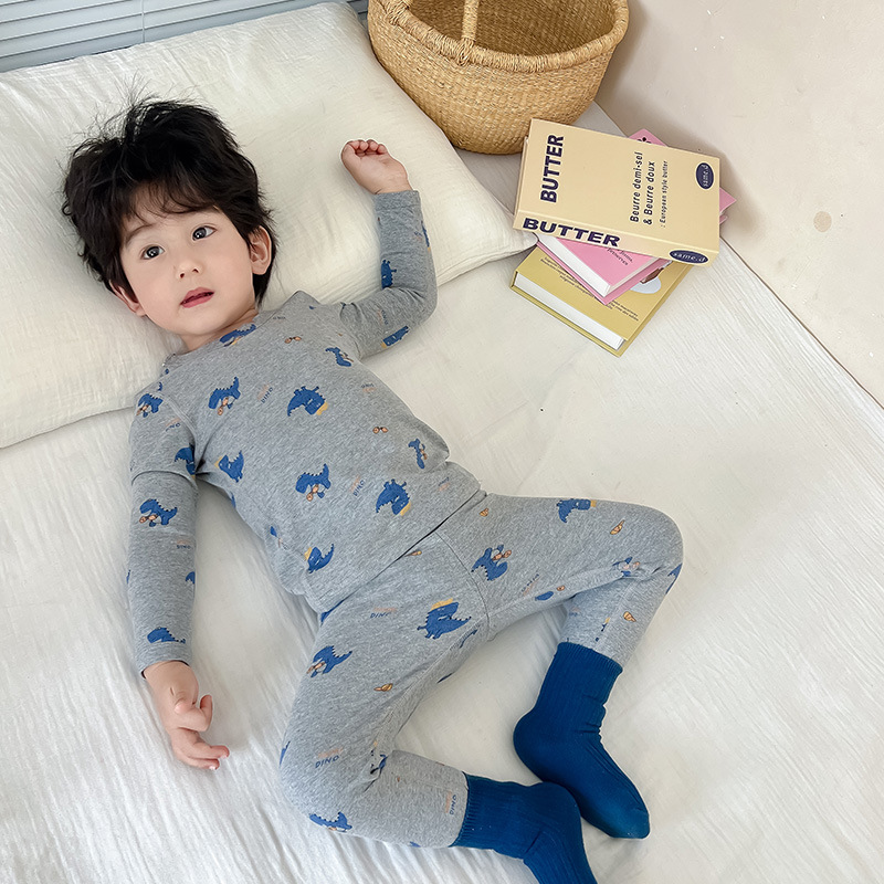 진한 회색 배경의 파란색 공룡-라이크라 슈트