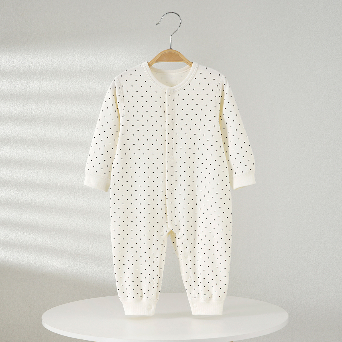 Newborns, boys and girls baby jumpsuit March -18 month spring and autumn infant wave point-to-buckle jumpsuit climbing suit