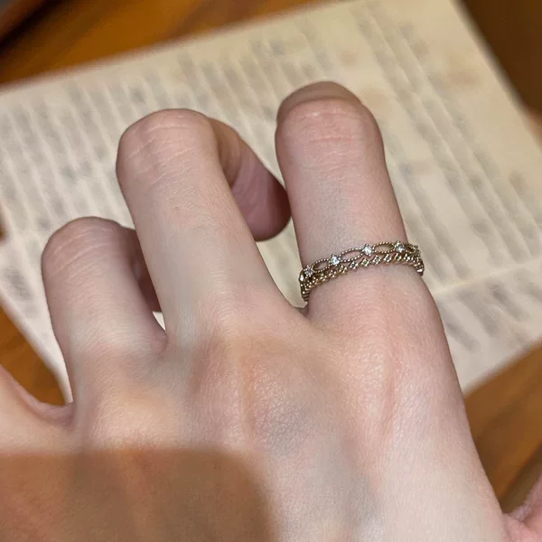 Vintage-style exquisite hollow-out diamond ring for women, light luxury stackable personalized index finger ring, thin band ring, direct from the manufacturer