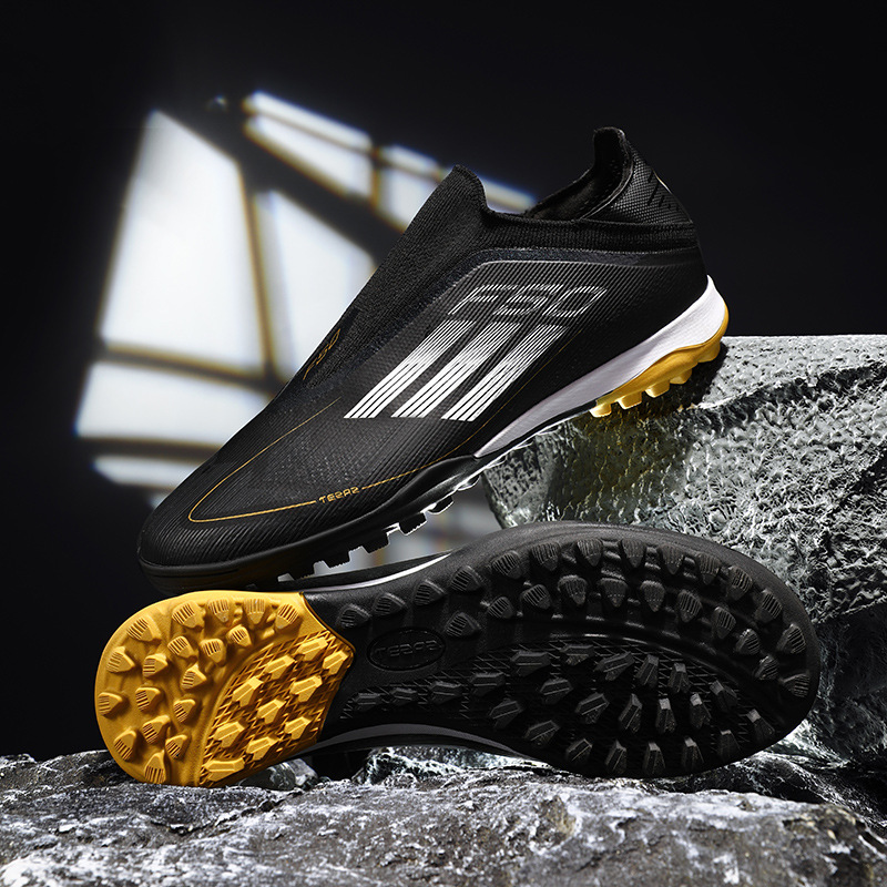 Сломанные ногти черные