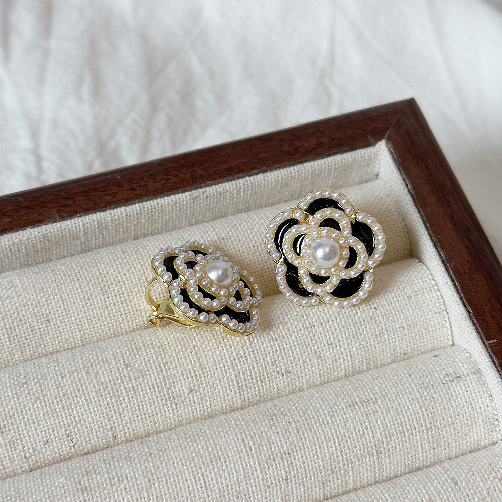 Versión coreana del clip para la oreja sin orejas de la celebridad de Internet clip para la oreja triangular con incrustaciones de diamantes de alta calidad Pendientes de Yiwu de temperamento simple femenino al por mayor