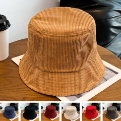秋冬のコーデュロイの純色は漁師の帽子を合わせます。