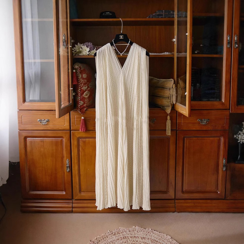 If You See It for the First Time ~ Romantic and Elegant Full-Body Pleated V Neck Vest Dress Drop Shipping