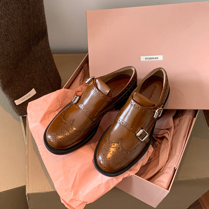 Grape Mom otoño e invierno nuevos zapatos de cuero retro de estilo británico exquisitos zapatos barrocos tallados zapatos de cuero Meng Ke mujeres