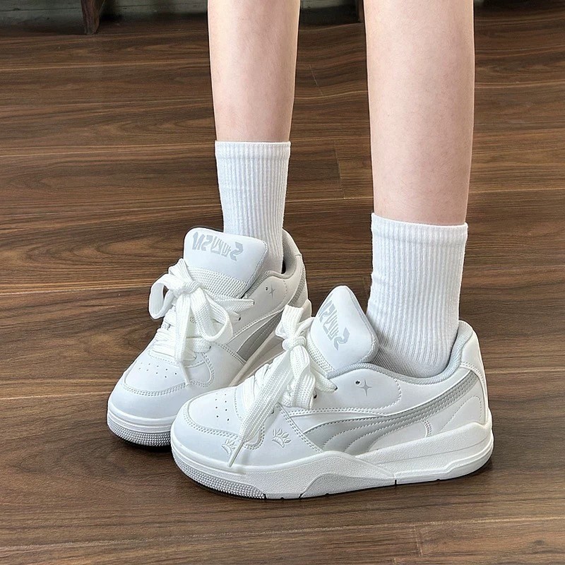 Zapatos de suela gruesa de Hong Kong 2026 primavera y verano de nuevo cordón de colores zapatos deportivos pequeños zapatos blancos estudiantes zapatos casuales bajos