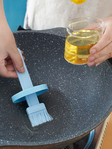 Oil brush kitchen pancake household high temperature resistant silicone edible brush sauce barbecue oil brush push type with bottle all-in-one