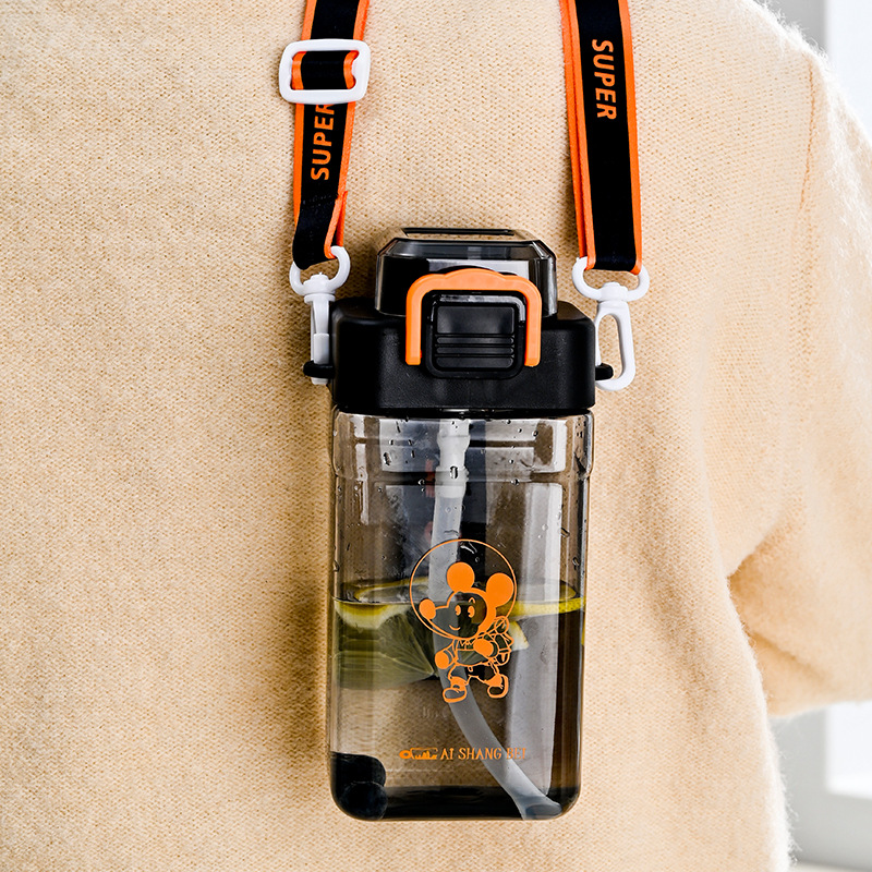Taza cuadrada de agua potable de rebote de estilo coreano de alto valor Taza de paja para hombres y mujeres para deportes al aire libre Taza de plástico portátil con correa de hombro de cuerda