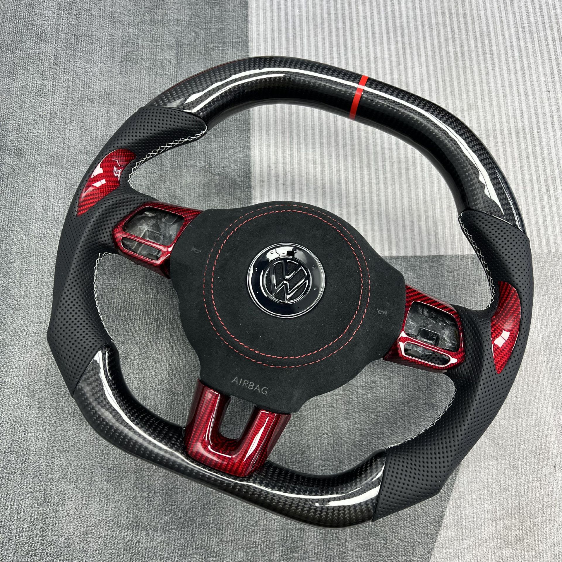 Factory customized carbon fiber steering wheel processing is suitable for Volkswagen Magotan/Sapat/Tuyue/Weilan/Polo