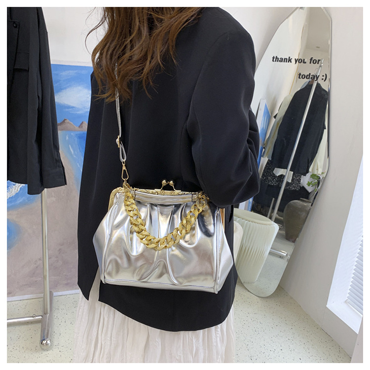 Women's Small Pu Leather Solid Color Basic Streetwear Shell Lock Clasp Shoulder Bag Crossbody Bag Dome Bag display picture 4