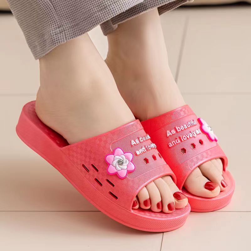 Nuevas zapatillas antideslizantes de verano de las mujeres lindas zapatillas de dibujos animados de moda de las mujeres resistentes al desgaste sandalias de fondo grueso al por mayor