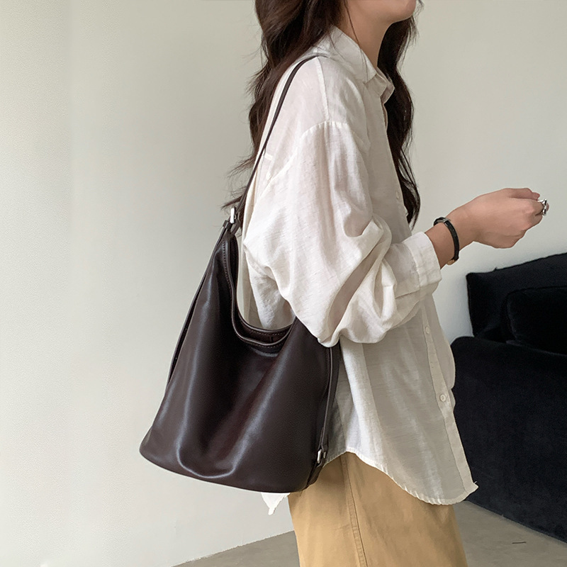 小众真皮通勤水桶包女2025新款慵懒复古质感头层软牛皮女包斜挎包|undefined