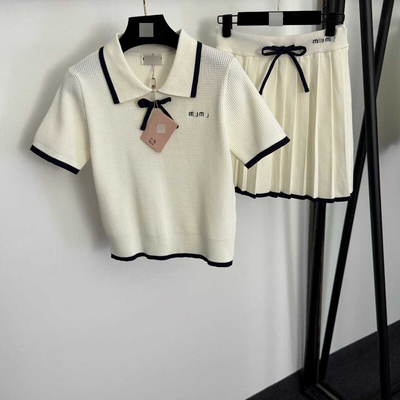 Nanyou's New Sweet and Youthful Set: Small Bow Letter Embroidery Turn-Down Collar Short-Sleeve Knit Top + Pleated Skirt Nanyou's New Sweet and Youthful Set: Small Bow Letter Embroidery Turn-Down Collar Short-Sleeve Knit Top + Pleated Skirt