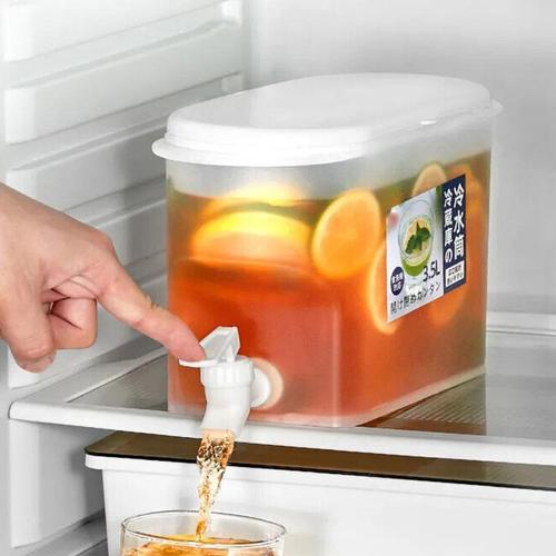 Modern and simple cold water kettle with its own faucet. Lemonade and fruit drink kettle can be placed in the refrigerator household plastic bucket.