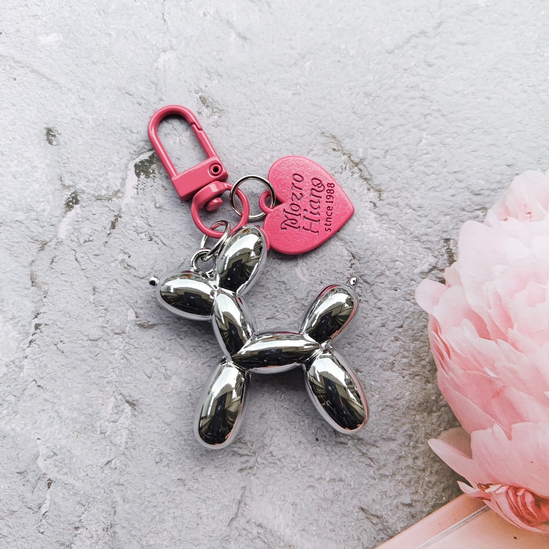 Inswind pequeño libro rojo amor globo perro llavero colgante pareja bolsos DIY colgante joyas de dibujos animados acrílicos