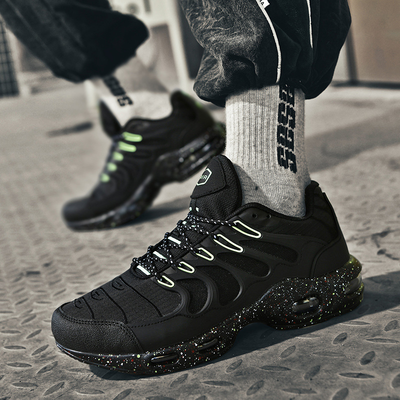 秋冬のエアクッションの緩い振動はランニングシューズの男性のネットの通気性の耐摩耗性の運動靴の新型の男性のランニングシューズを弾きます。