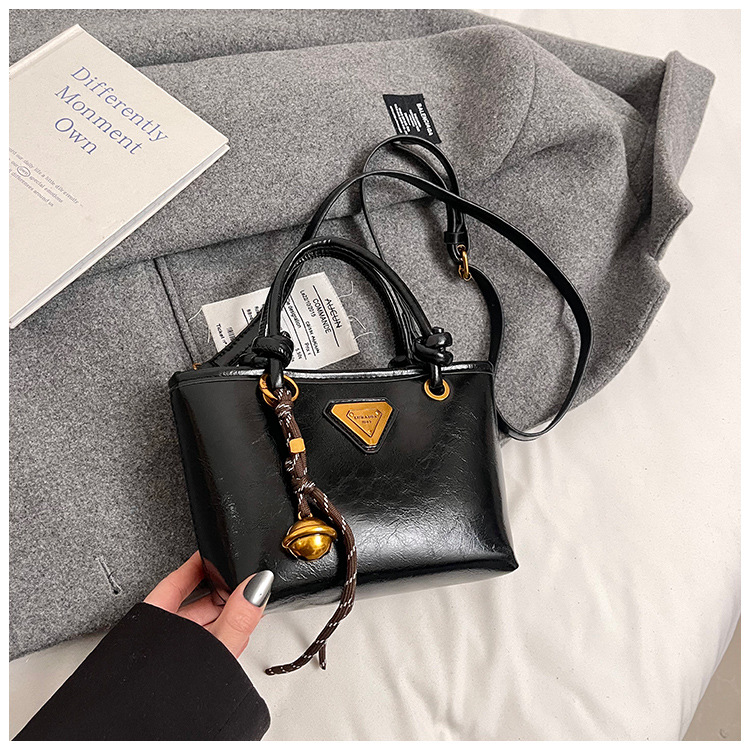 Autumn and winter fashion hand-held bucket bag for women, Korean retro and high-end style, versatile single-shoulder bag, 2024 niche casual women's bag undefined