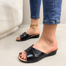 2025亚马逊女鞋防滑夏季欧美时尚坡跟凉拖鞋低跟平底舒适夏季凉拖