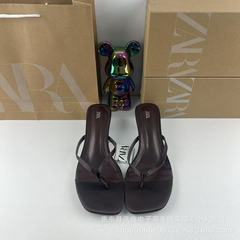 ZAR春の新商品の女性靴のコーヒー色の指が露出しています。