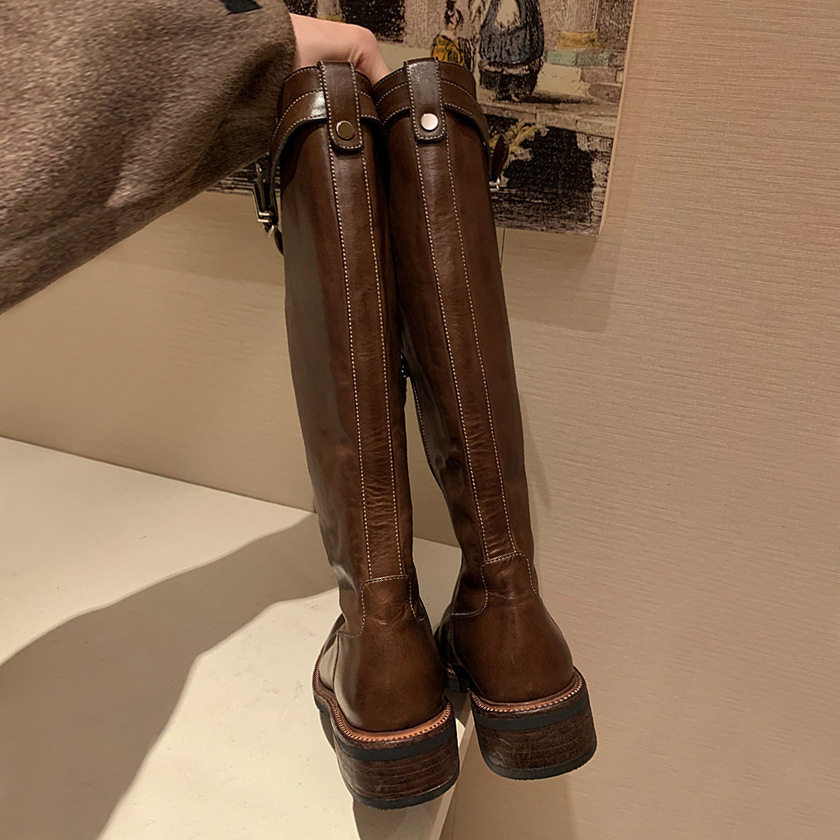 Bốt cao cổ nữ da cừu đế dày khóa vàng xếp ly, gót vừa 3–5 cm — Da màu nâu mở rộng, Da đen mở rộng, Hàng sẵn có màu đen (nhung), Lớp lót nhung màu nâu mở rộng chi tiết 4