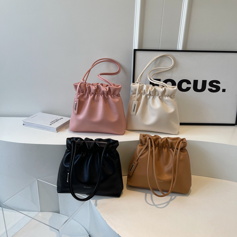Bolsos de diseño de nicho francés para mujeres al por mayor nuevos bolsos de mujer, bolsos de mensajero plisados de todo fósforo de moda, bolsos de cubo de viaje de moda