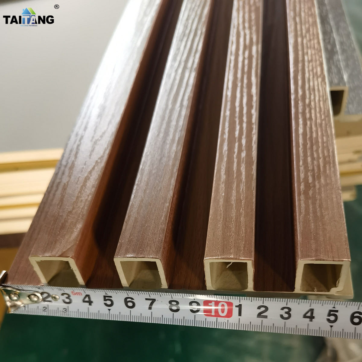 Tablero de rejilla de fibra de madera de bambú, grano de madera de comercio exterior, nogal negro, película recubierta de dos colores WPC, tablero de pared de plástico de madera, material impermeable y a prueba de humedad