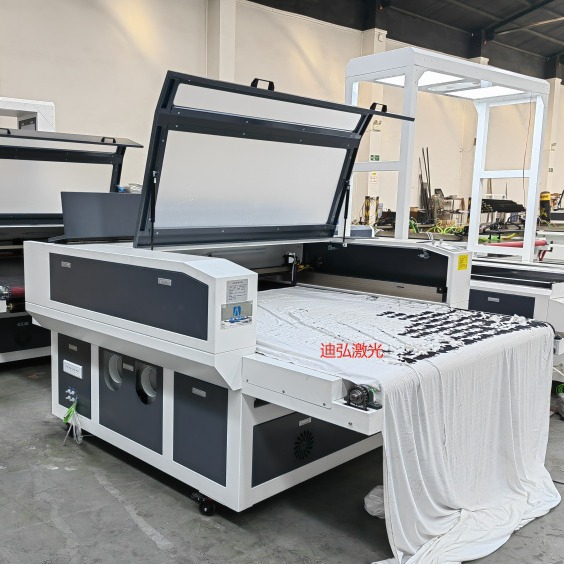 小型布料激光切割机 针织布梭织布毛绒布料激光裁剪下料机