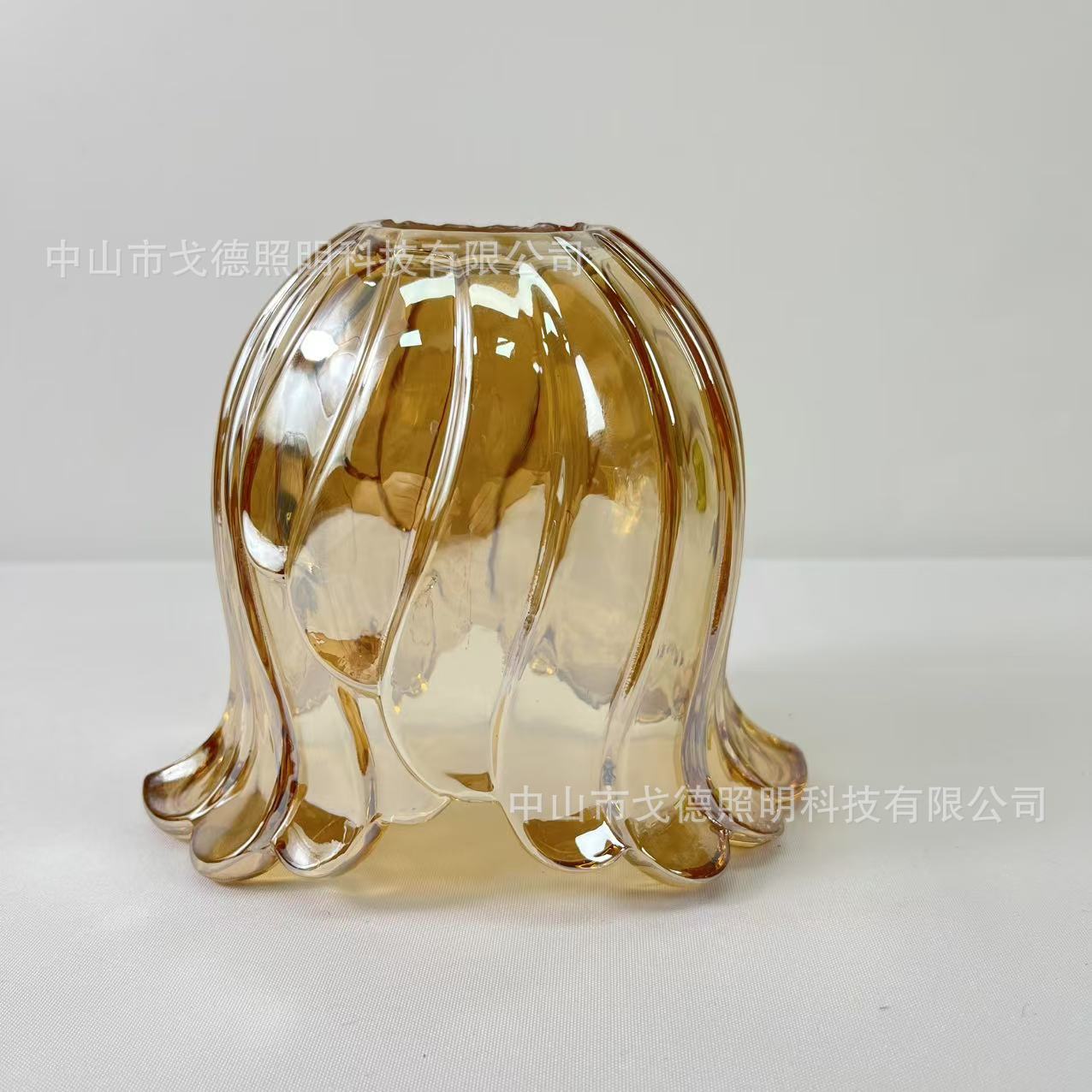 독립적인 종이상자 내부에 발포 포장재를 사용한 코냑 색상 인어 램프 갓 (D16*H13cm)