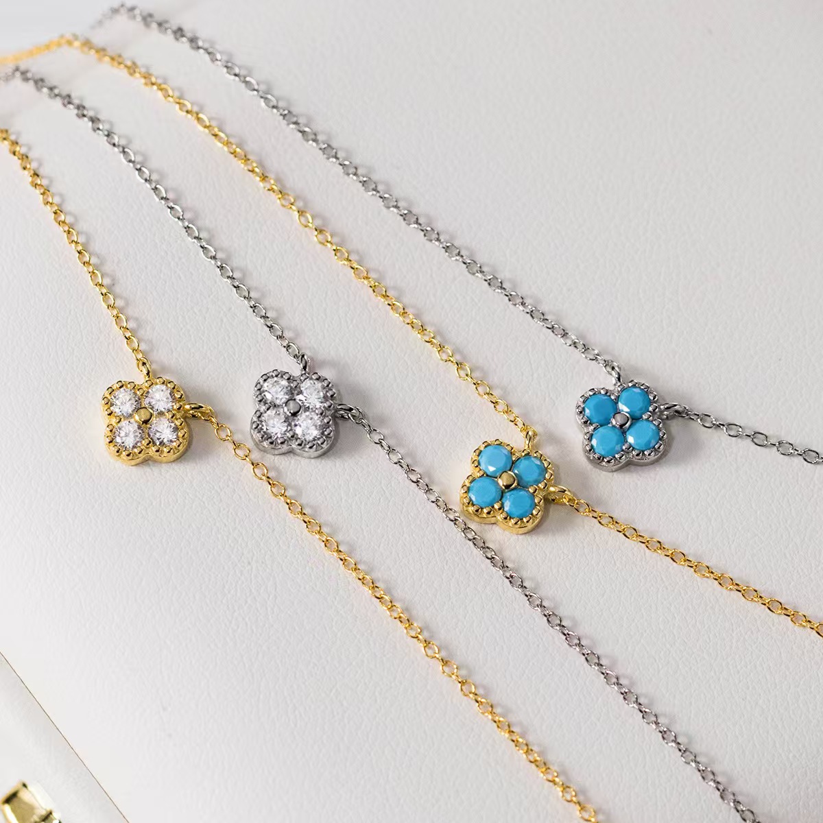 Cross-Border European and American Style Lucky Four-Leaf Flower Necklace for Women, Versatile Turquoise Clavicle Chain with Diamond-Studded Flower Layered Accessories Pendant