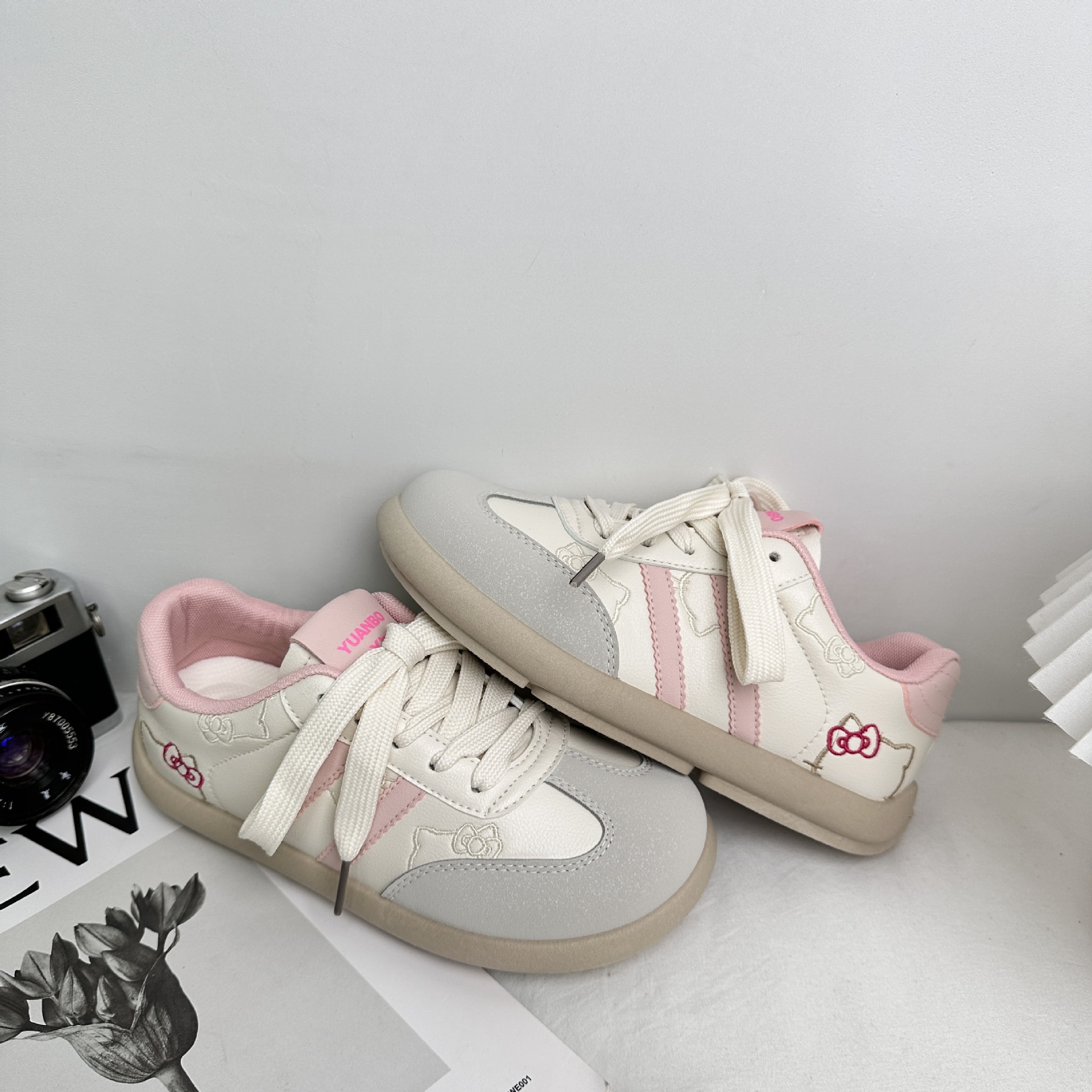 Yuanbo lindo gato KT bordado alemán zapatos de entrenamiento femenino 2025 primavera coreana nicho todo fósforo zapatos casuales pequeños zapatos blancos image 10