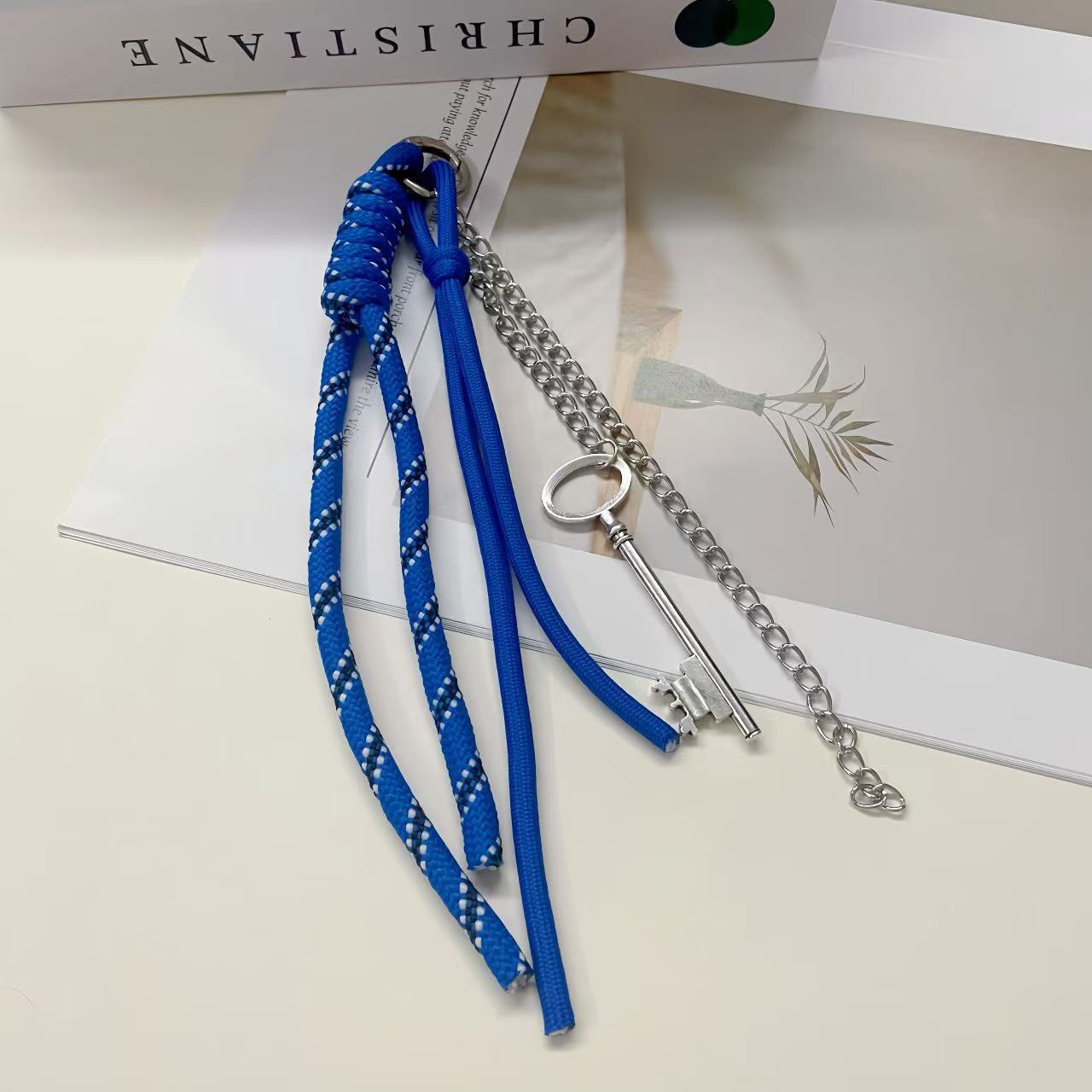 파란색 검은 점 밧줄과 열쇠