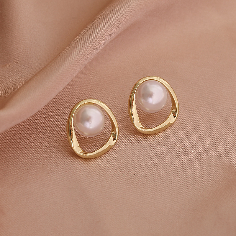 Pearl Earrings Women's Autumn And Winter Alloy Stud Earrings display picture 3