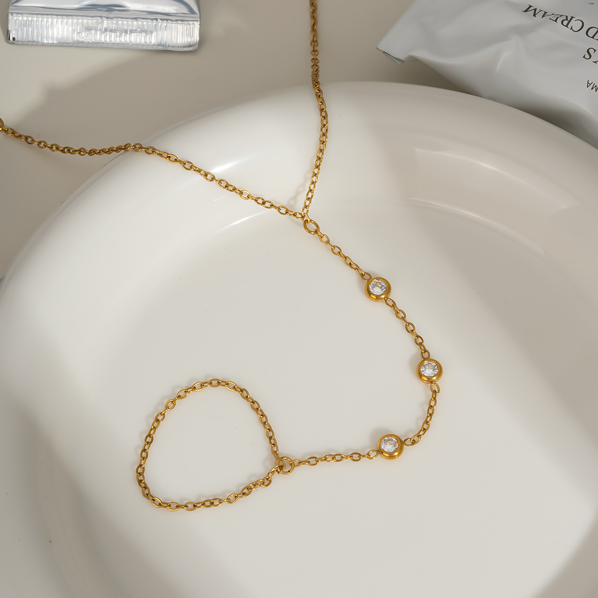 Fashionable bracelet with zircon
