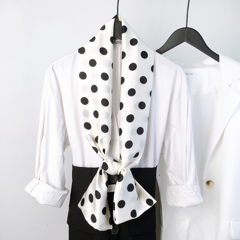 흰색 배경에 27 검은 점