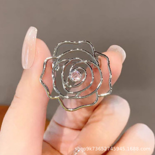 Niche design hollow rose brooch women's high-end sense suit pin personalized fashion corsage high-end T-shirt decoration