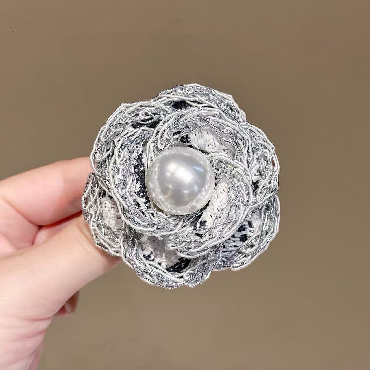 Elegante Vintage Kamelien Brosche Mit Perlen Für Damen Kleider_voghion.com