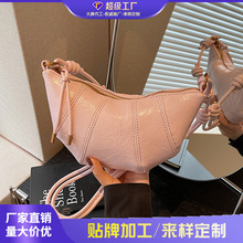 跨境高级感小众包包女2026新款夏季流行单肩饺子包通勤斜挎牛角包