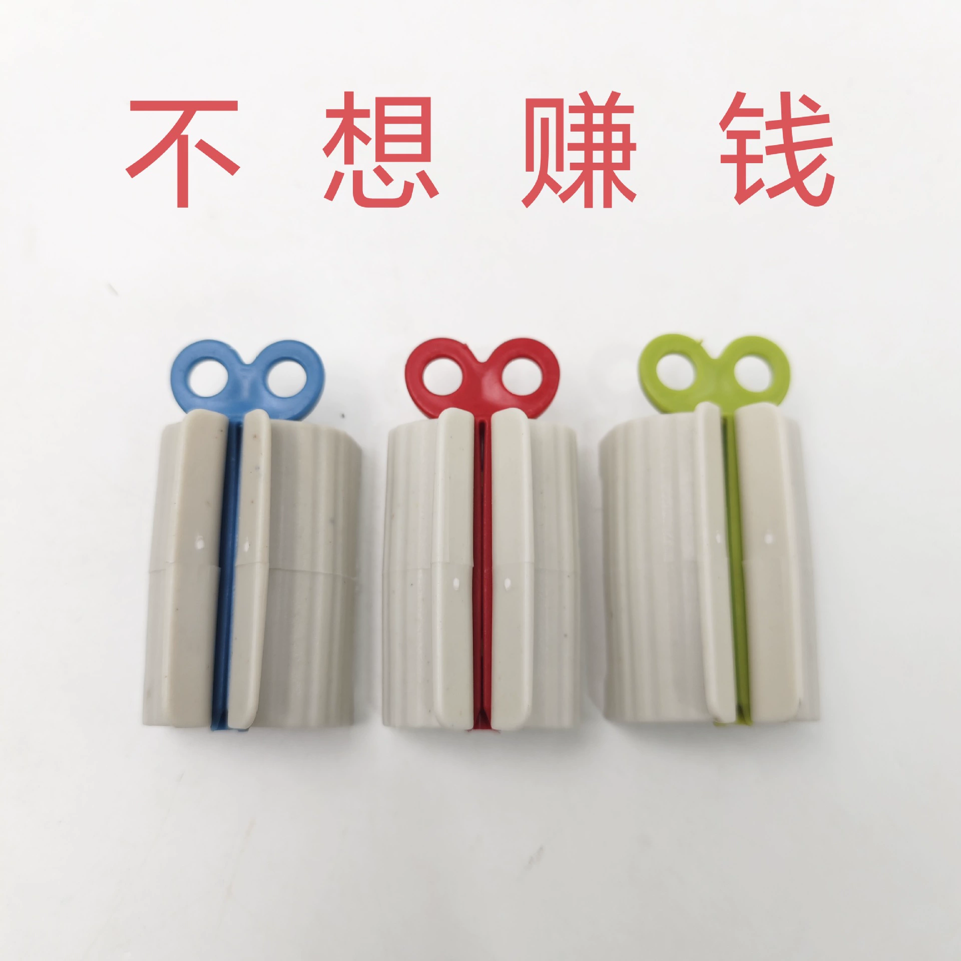 Толстая и выдавливается зубная паста артефакт, сжимающее мойку для лица