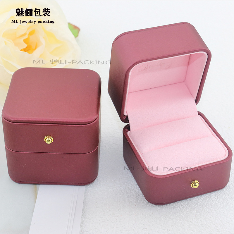 时尚圆角枣红色金扣超纤内饰戒指耳钉翻盖PU皮珠宝首饰收纳盒子