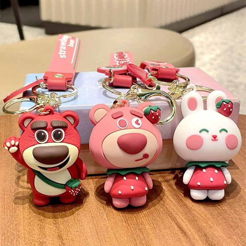 En línea celebridad fresa oso llavero dibujos animados fresa pequeño conejo blanco exquisita bolsa colgante lindo par coche llavero