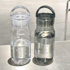 屋外の見栄えの良い男性と女性のクリエイティブな夏のトレンディな学生ウォーターカッププラスチック PC スポーツフレッシュカップポータブルでシンプル