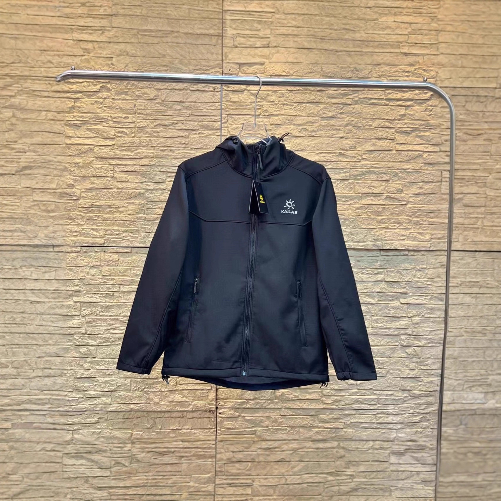 Veste softshell décontractée à capuche brodée Kaila Home 25ss de haute qualité, assortie pour couple, idéale pour le printemps._voghion.com