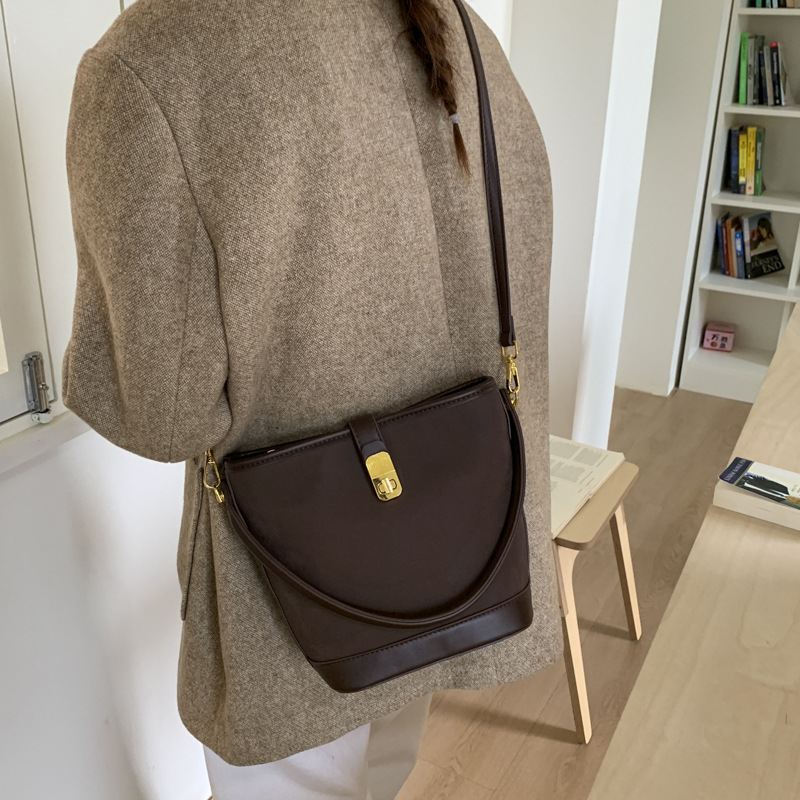 Bolsa de mano de peluche vintage de seda para mujeres 2025, nuevo otoño y invierno bolso de cubo casual coreano, mochila de hombro de moda