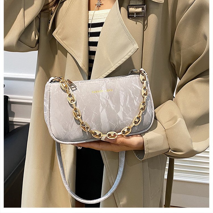 Popular 2024 nuevo viaje de invierno mochila de hombro de textura de moda mochila de nicho de diseño de cadena bolso debajo de la axila